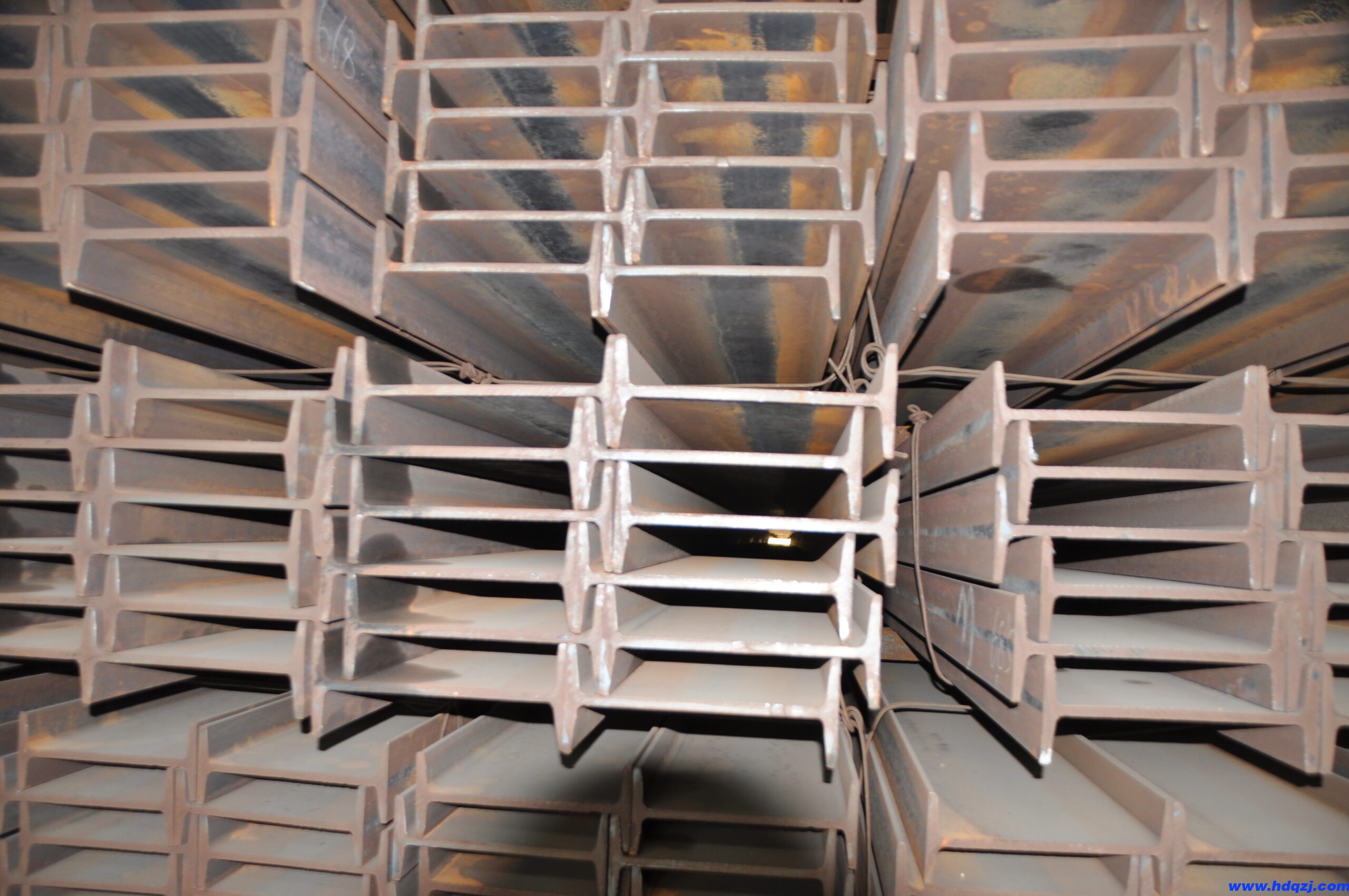 熱軋H鋼，HN窄翼緣H型鋼、HM中翼緣H型鋼、HW寬翼緣H型鋼