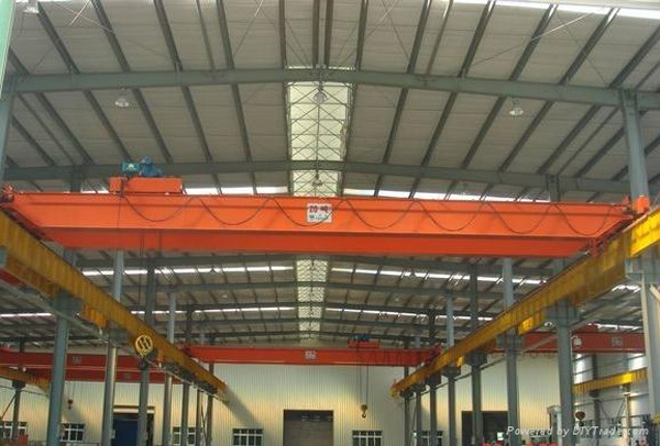 鋼結(jié)構(gòu)車(chē)間安裝小型雙梁橋式起重機(jī)